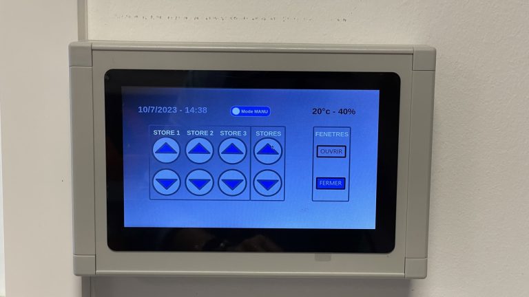 Ecran tactile pour la commande  des stores et des fenêtres